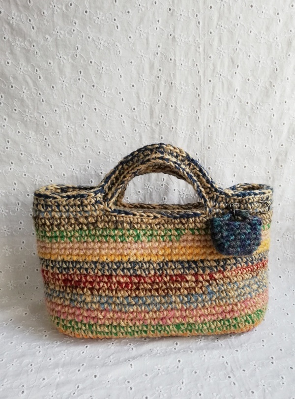 毛糸と麻ひもの引き揃えのミニバッグ: 編んだバッグ屋プラネットグリーン